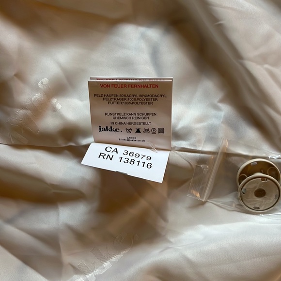 Jakke Katie Printed Faux Fur Coat in Abstract Face Print - Picture 7 of 10